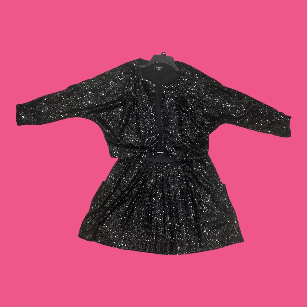Sequins mini skirt and jacket set.
